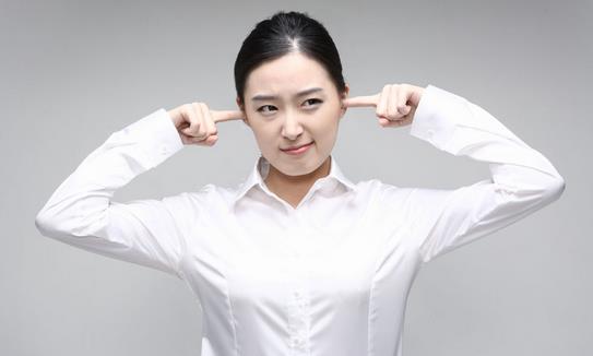 上班族趴着睡觉手麻 睡觉时空调也别调得太低