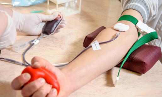 跌倒居然还有“正确姿势？老人摔倒后如何把危害降到最低？