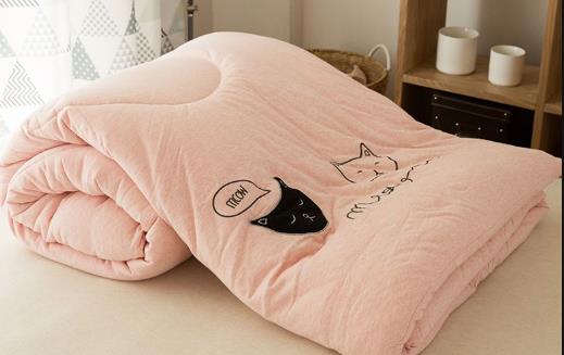 一觉醒来身上都是汗 调节环境温度与湿度缓解夜汗